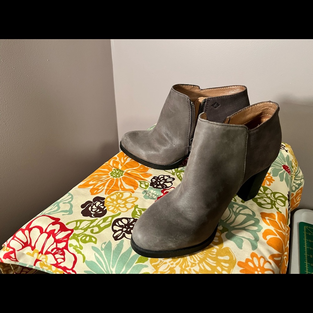 Sperry Heeled ankle boot size 7